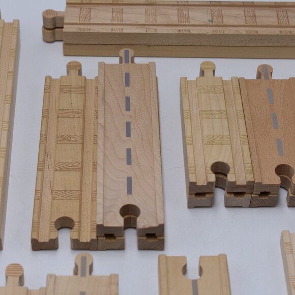 Lot of 30 Genuine REVERSIBLE 2 SIDES Thomas Roads Wooden Tracks Connectors - Picture 10 of 11